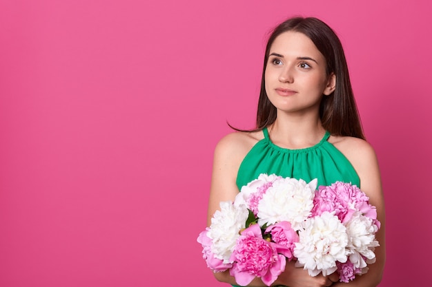 Foto grátis imagem de jovem sonhadora pensativa com cabelo preto