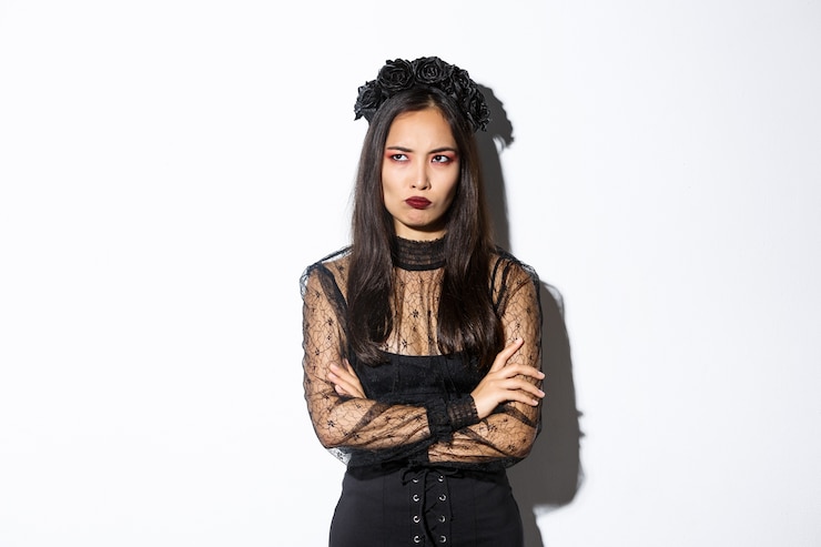 Foto grátis imagem de mulher asiática louca com vestido de renda gótica e wreat, braços cruzados no peito, carrancuda e emburrada