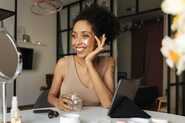 Imagem de mulher de beleza africana olha no espelho com remendos