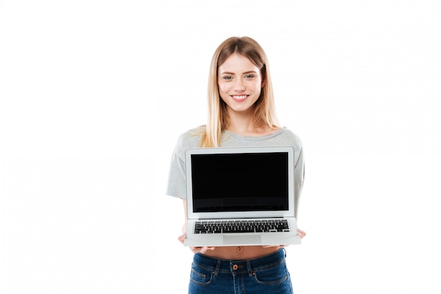 Imagem de mulher mostrando o computador portátil