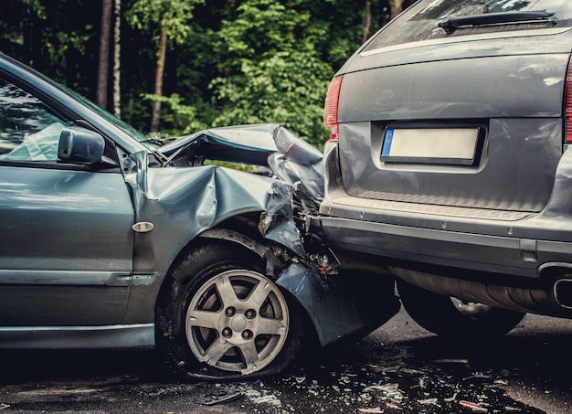 Imagem de um acidente automobilístico envolvendo dois carros.