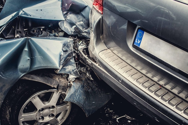 Imagem de um acidente automobilístico envolvendo dois carros.