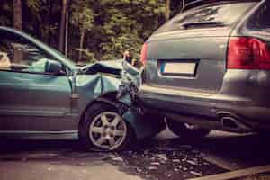 Foto grátis imagem de um acidente automobilístico envolvendo dois carros.