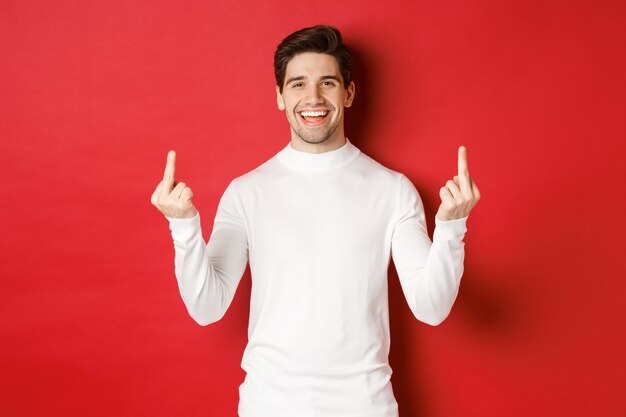 Imagem de um homem rude e despreocupado rindo enquanto mostra os dedos do meio falando para o filho da p ...