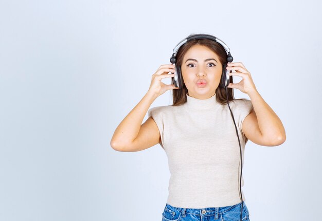 Imagem de um modelo de mulher sorridente usando fones de ouvido.