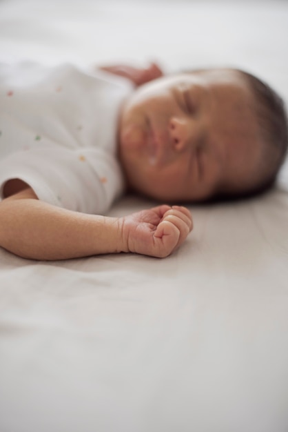 Imagem desfocada de um bebê recém-nascido