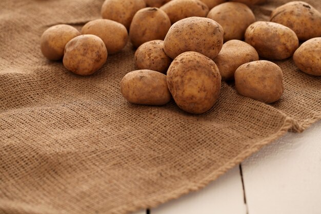 Imagem do close up de batatas rústicas