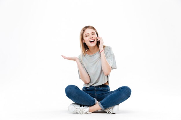 Imagem horizontal de mulher falando no telefone