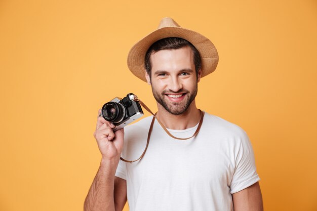 Imagem horizontal de um homem positivo, segurando a câmera