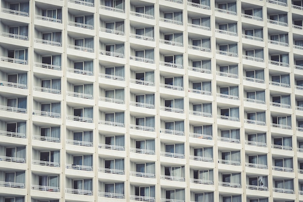 Imagem horizontal de varandas de modernos prédios de apartamentos na cidade durante o dia