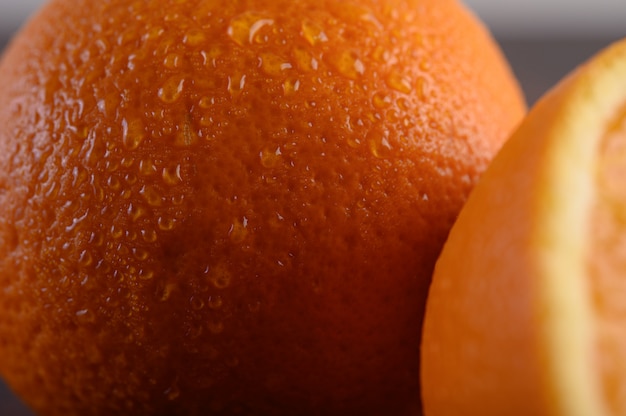 Imagem macro de laranja madura, profundidade de campo pequena.