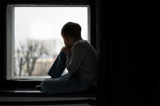 Foto de Silhueta De Perfil Masculino Triste Ou Solidão Jovem Em Fundo Negro  Pessoa Irreconhecível Olhando Para Baixo Imagem Com Espaço De Cópia e mais  fotos de stock de Depressão - Tristeza - iStock