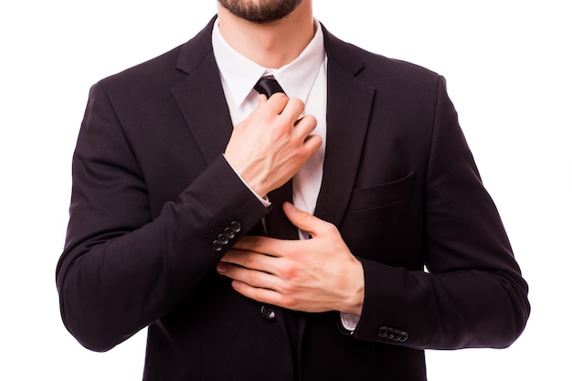 Imagem recortada de empresário consertando gravata isolada em cinza