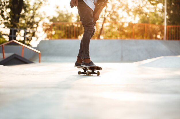 Imagem recortada de um jovem adolescente do sexo masculino