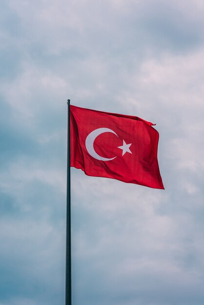 Imagem vertical da bandeira da Turquia flutuando no ar