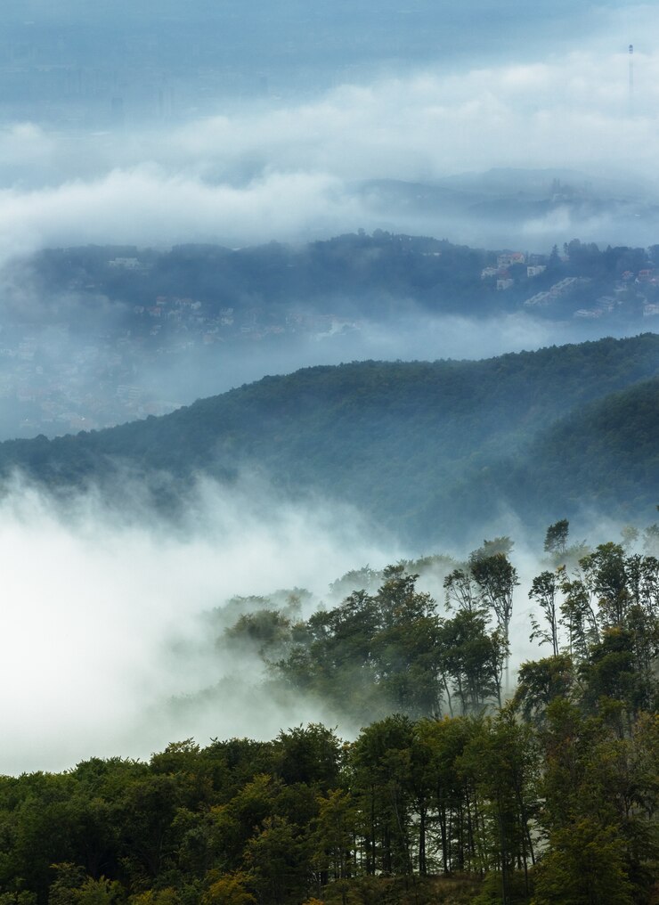 Foto grátis imagem vertical da fumaça cobrindo a montanha medvednica em zagreb, croácia
