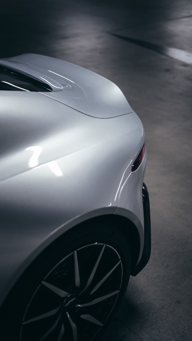 Foto grátis imagem vertical de parte de um carro cinza