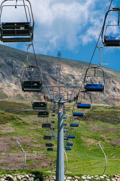 Imagem vertical de teleféricos em um parque na montanha