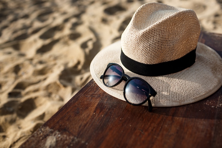 Foto grátis imagens de close-up de chapéu e óculos na praia