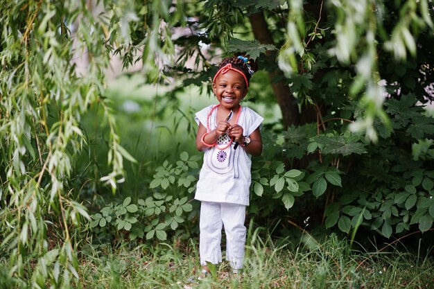 Incrível linda menina afro-americana com óculos de sol se divertindo