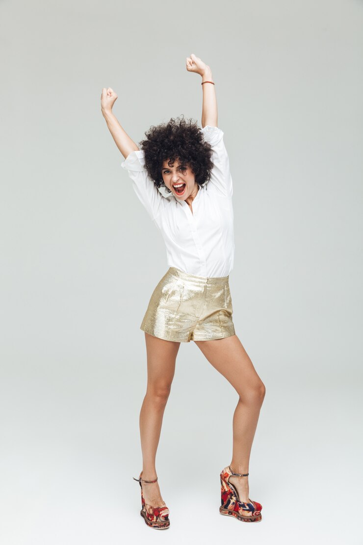 Foto grátis incrível mulher retrô vestida de camisa