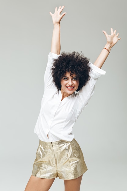 Foto grátis incrível mulher retrô vestida de camisa