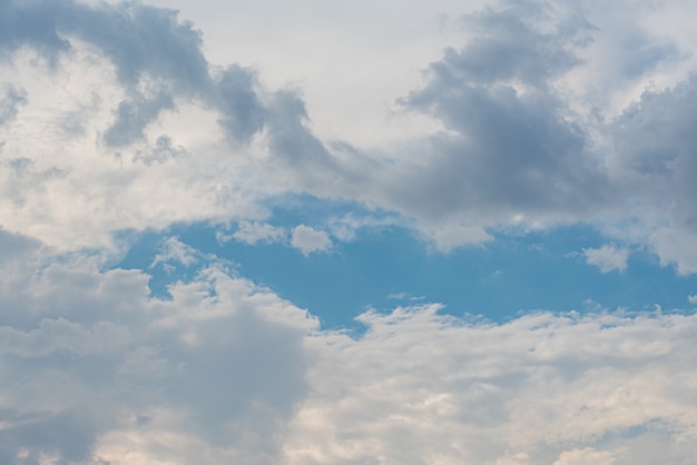 Incrivelmente lindo céu com nuvens