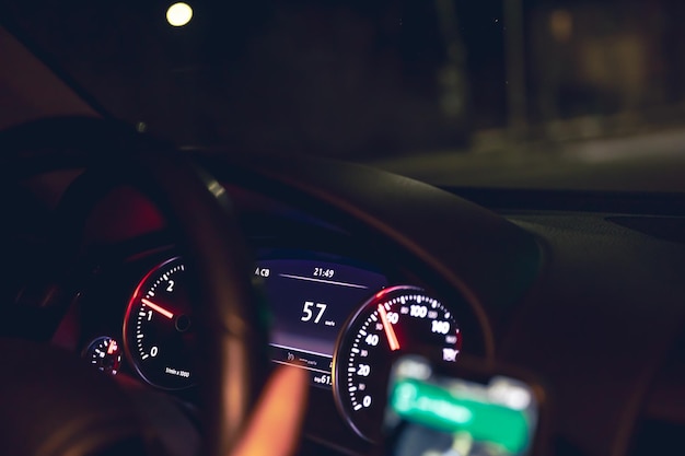 Foto grátis indicadores de velocidade de carro em close-up em um carro à noite