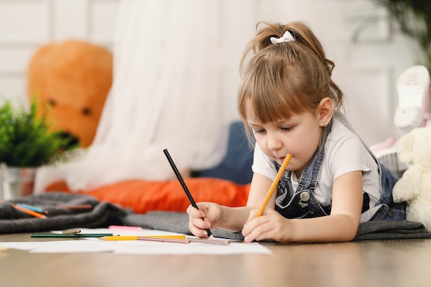 Infância. menina em casa