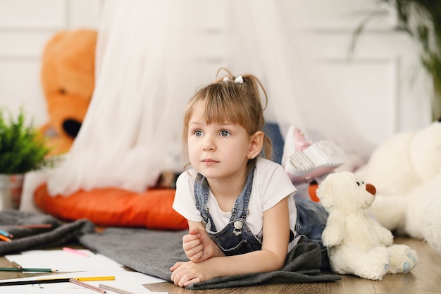 Infância. menina em casa