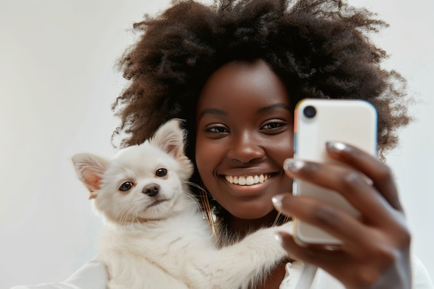 Influencer e seu animal de estimação criando conteúdo para espaços on-line e mídias sociais