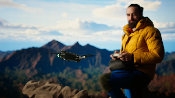 Foto grátis influenciador de caminhantes faz uma pausa para gravar conteúdo com seu drone