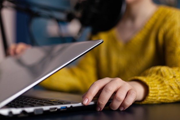 Foto grátis influenciador de mídia social abrindo laptop falando em microfone profissional