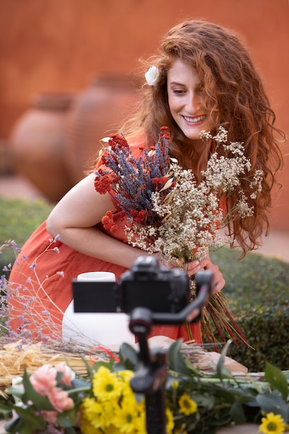 Foto grátis influenciador de smiley de tiro médio com flores