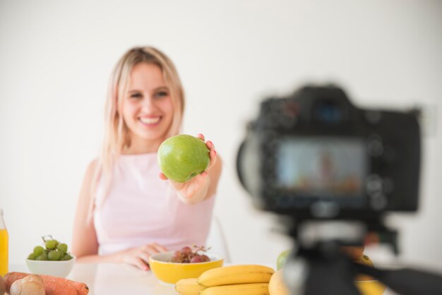 Influenciador loira gravando comida nutrição