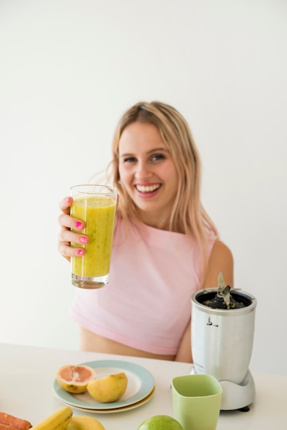 Influenciador loira gravando comida nutrição