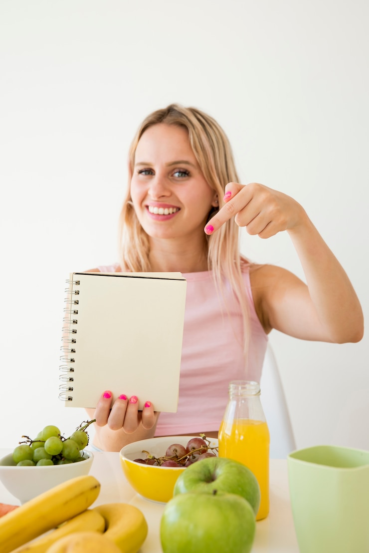 Foto grátis influenciadora loira mostrando um caderno