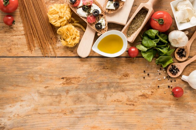 Ingrediente de comida tradicional italiana sobre a mesa de madeira