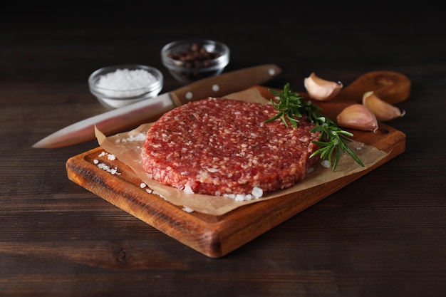 Foto grátis ingrediente para cozinhar carne moída grelhada