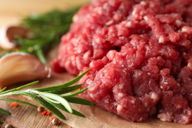 Foto grátis ingrediente para cozinhar carne moída grelhada