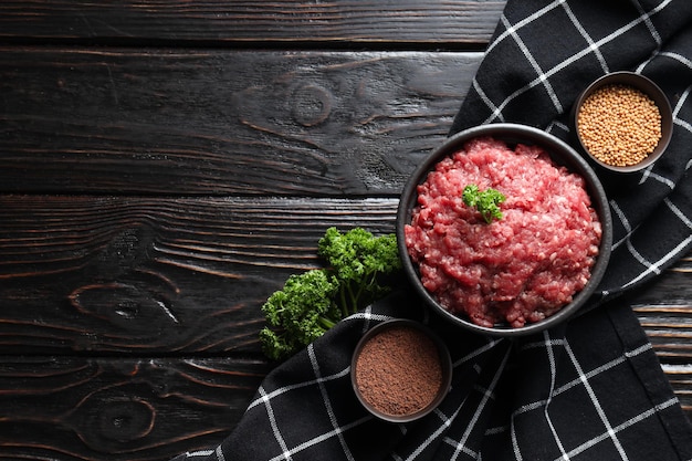 Foto grátis ingrediente para cozinhar carne moída grelhada