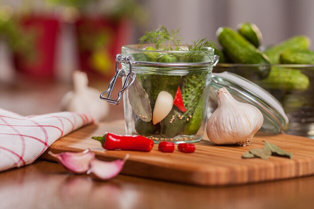 Ingrediente para pepinos em conserva na cozinha