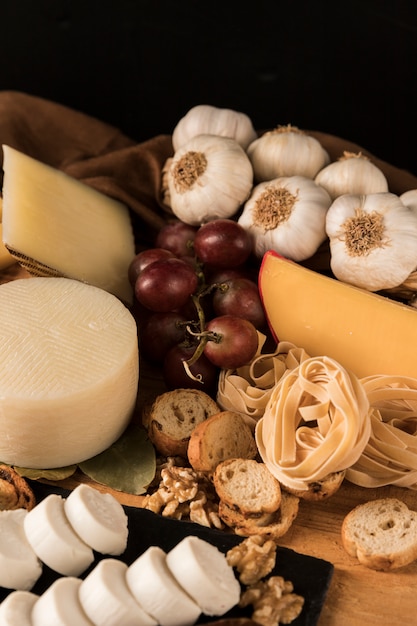 Ingrediente saudável com vários queijos e nozes