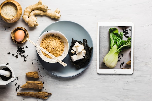 Foto grátis ingredientes alimentares asiáticos perto do tablet