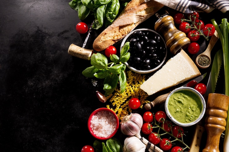 Foto grátis ingredientes alimentares italianos deliciosos e deliciosos em fundo escuro.