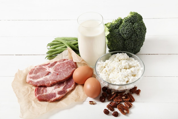Foto grátis ingredientes alimentares saudáveis na mesa de madeira branca