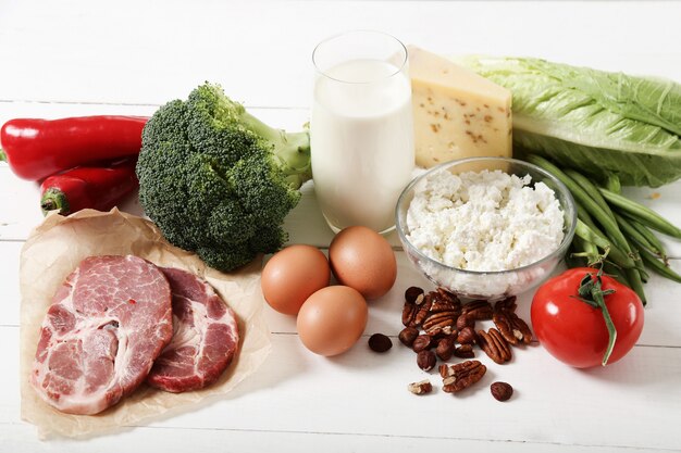 Ingredientes alimentares saudáveis na mesa de madeira branca