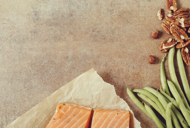 Ingredientes alimentares saudáveis na mesa rústica