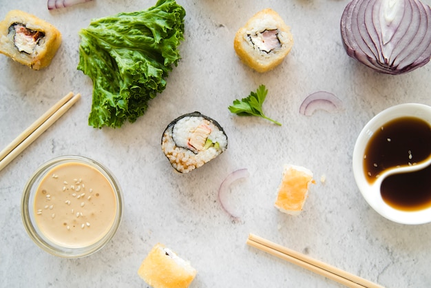 Foto grátis ingredientes com rolos de sushi