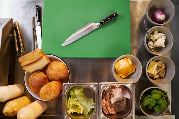 Foto grátis ingredientes de hambúrguer de carne na mesa de madeira